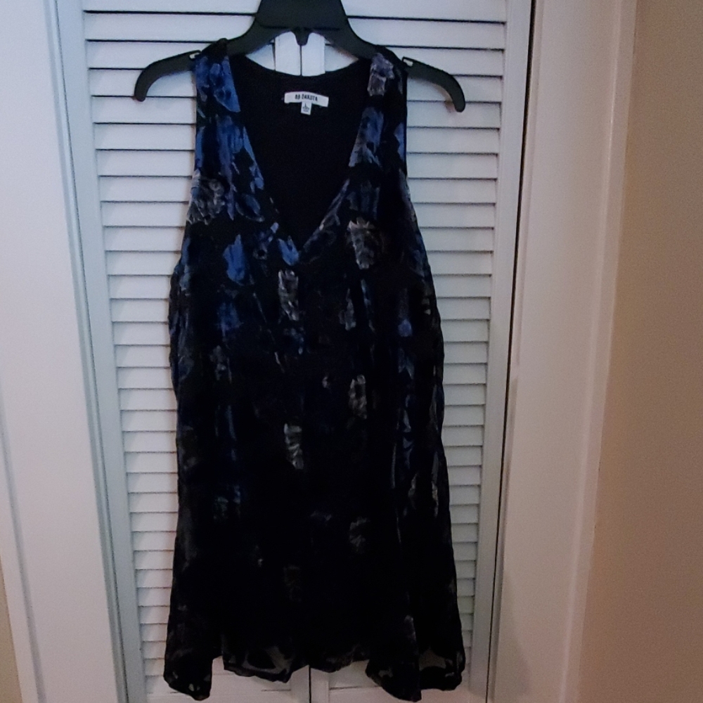 V-neck velvet burnout dress